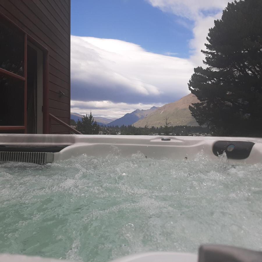Hot Tub And Views Over Central Queenstown - Entire Holiday House Exterior photo