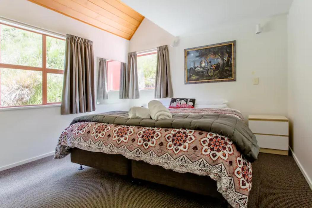 Hot Tub And Views Over Central Queenstown - Entire Holiday House Exterior photo